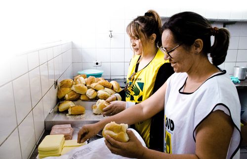 음식을 준비하는 여성