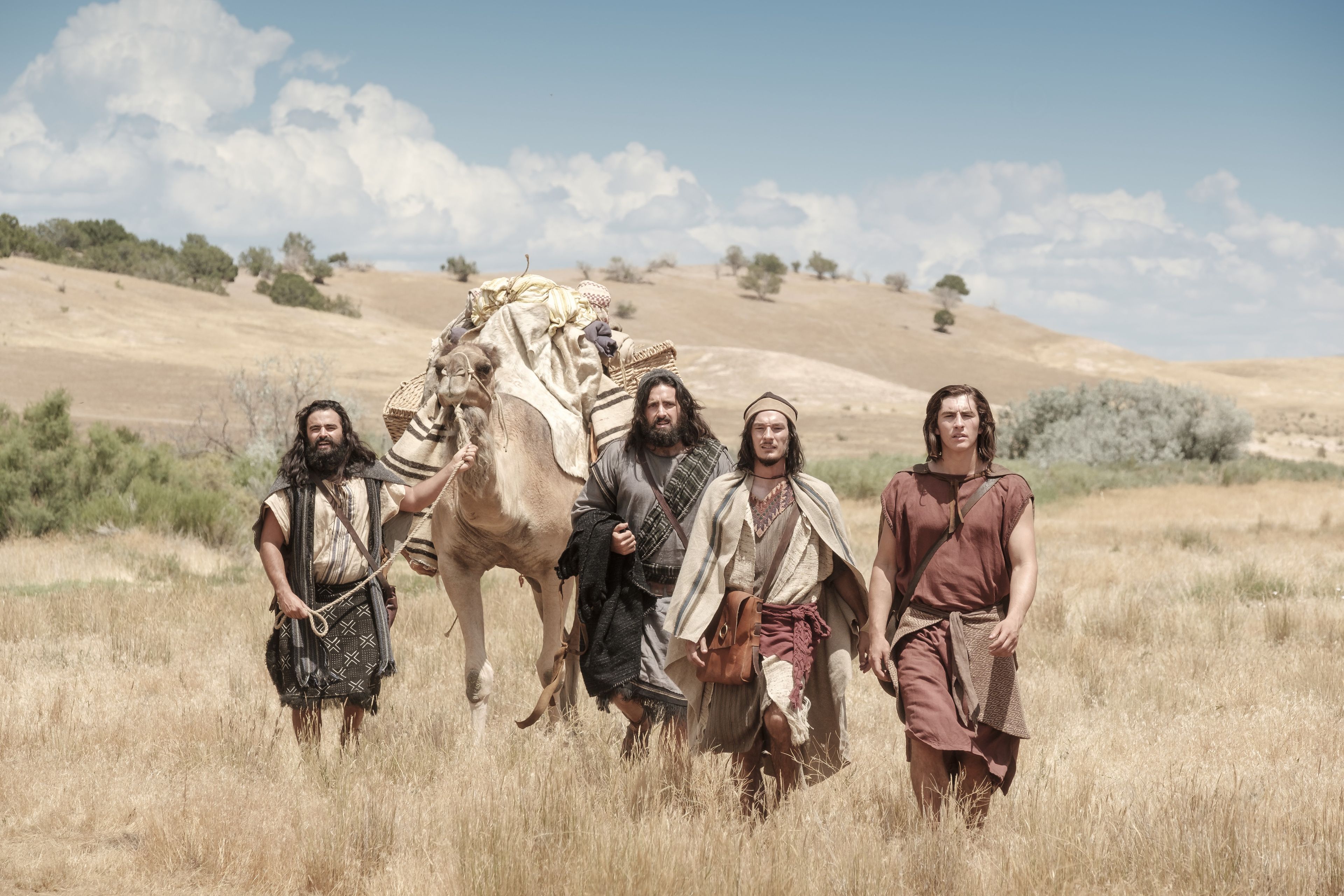 Нефий и его братья идут по пустыне.