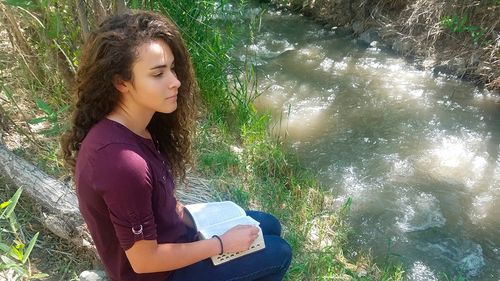 une jeune fille pensive en recherche de révélation