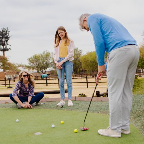 famiglia che gioca a golf