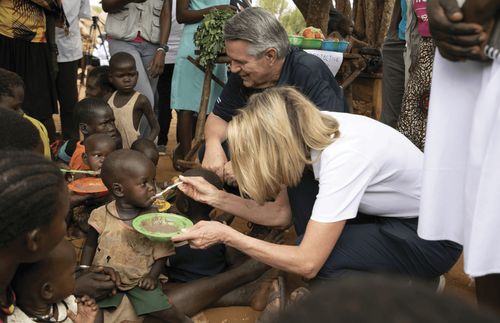 Vyresnysis Ardernis ir prezidentė Kamilė N. Džonson su afrikiečiais vaikais.