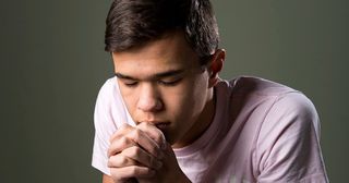 jongere bidt 