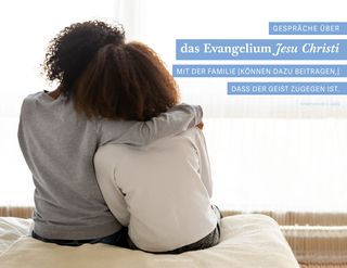 Junge Frau, die den Arm um eine andere junge Frau gelegt hat