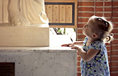 little girl at foot of Christus statue