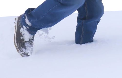 des jambes marchent dans la neige