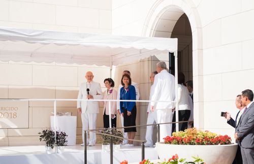 President Dallin H. Oaks en anderen bij de inwijding van de tempel