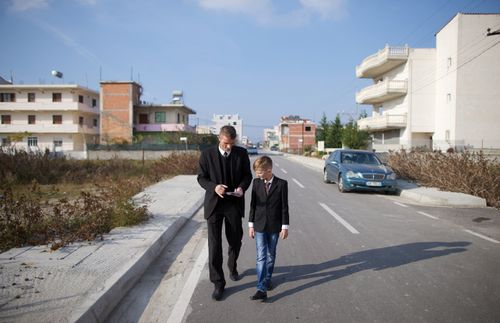 Ilir Dodaj che cammina con il figlio