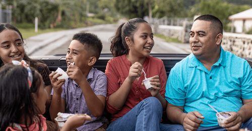 família tomando sorvete juntos