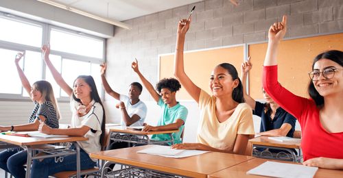 jovens levantando as mãos na escola