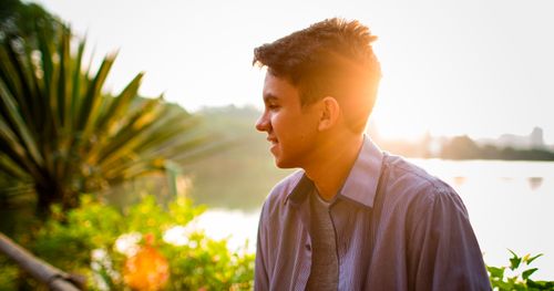 Un hombre joven al aire libre