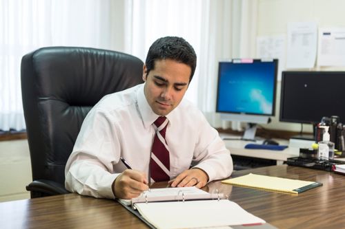 homme utilisant un ordinateur portable