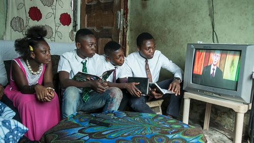 famille regardant la conférence générale