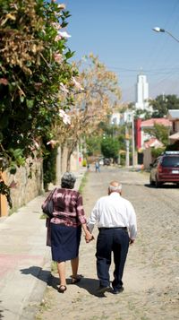 couple walking toward the temple