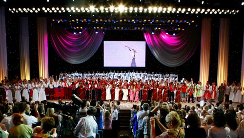 Membros participam de celebração cultural no Templo de Kiev