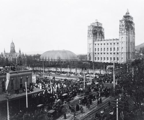 Una multitud en la dedicación del Templo de Salt Lake