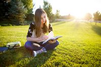 jaunā sieviete lasa Svētos Rakstus