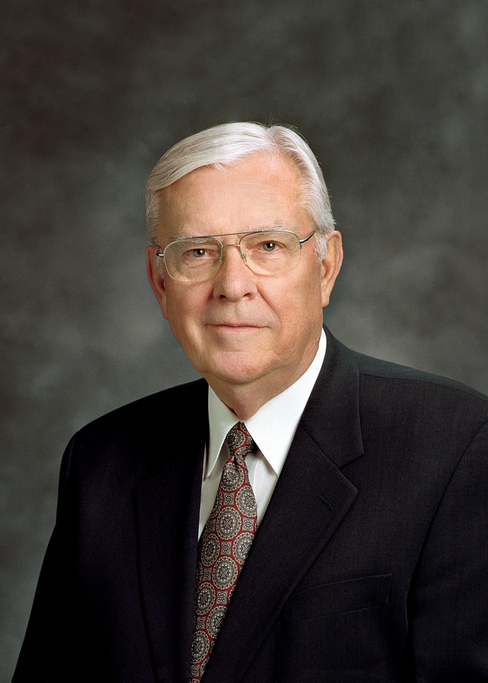 Retrato oficial do presidente M. Russell Ballard, presidente interino do Quórum dos Doze Apóstolos de A Igreja de Jesus Cristo dos Santos dos Últimos Dias.