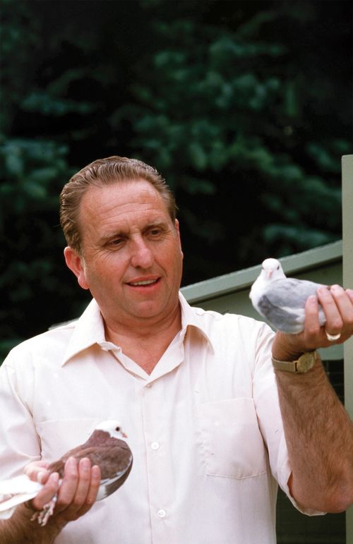 Thomas S. Monson drží holuby
