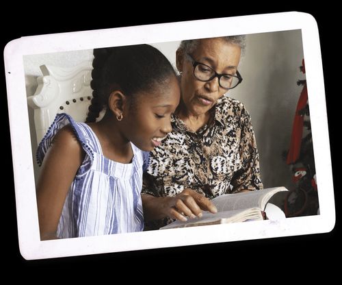 Camila leest met haar oma in de Schriften