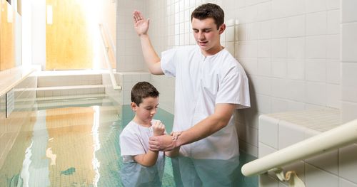 پسری در حال تعمید گرفتن