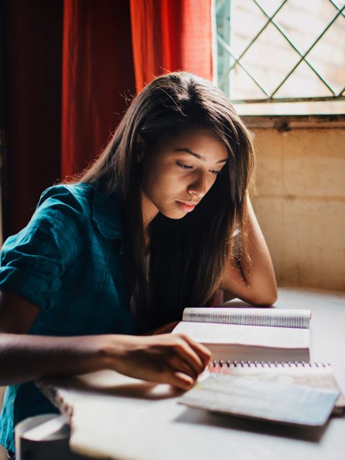 moça estudando as escrituras