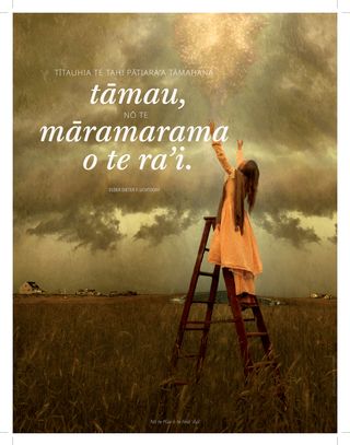 hō’ē tamāhine i ni’a i te ’ē’a i roto i te fa’a’apu, tē ta’uma ra i te mārama ra