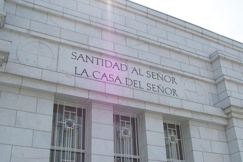 The inscription on the San José Costa Rica Temple, “Holiness to the Lord: The House of the Lord,” in Spanish.