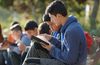 hombre joven leyendo las Escrituras