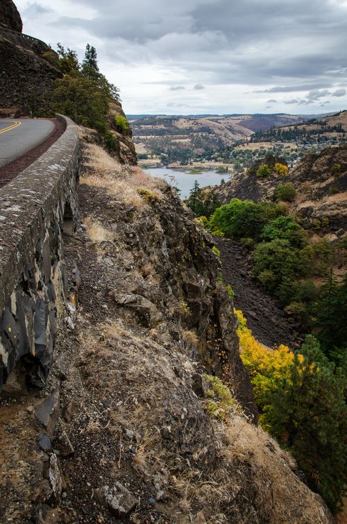 A view from a road on the edge of a cliff of the Columbia River.