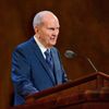 Presidentti Russell M. Nelson puhumassa puhujakorokkeella