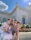 Uma família em frente do templo