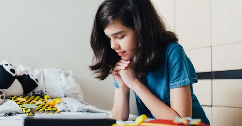 girl praying