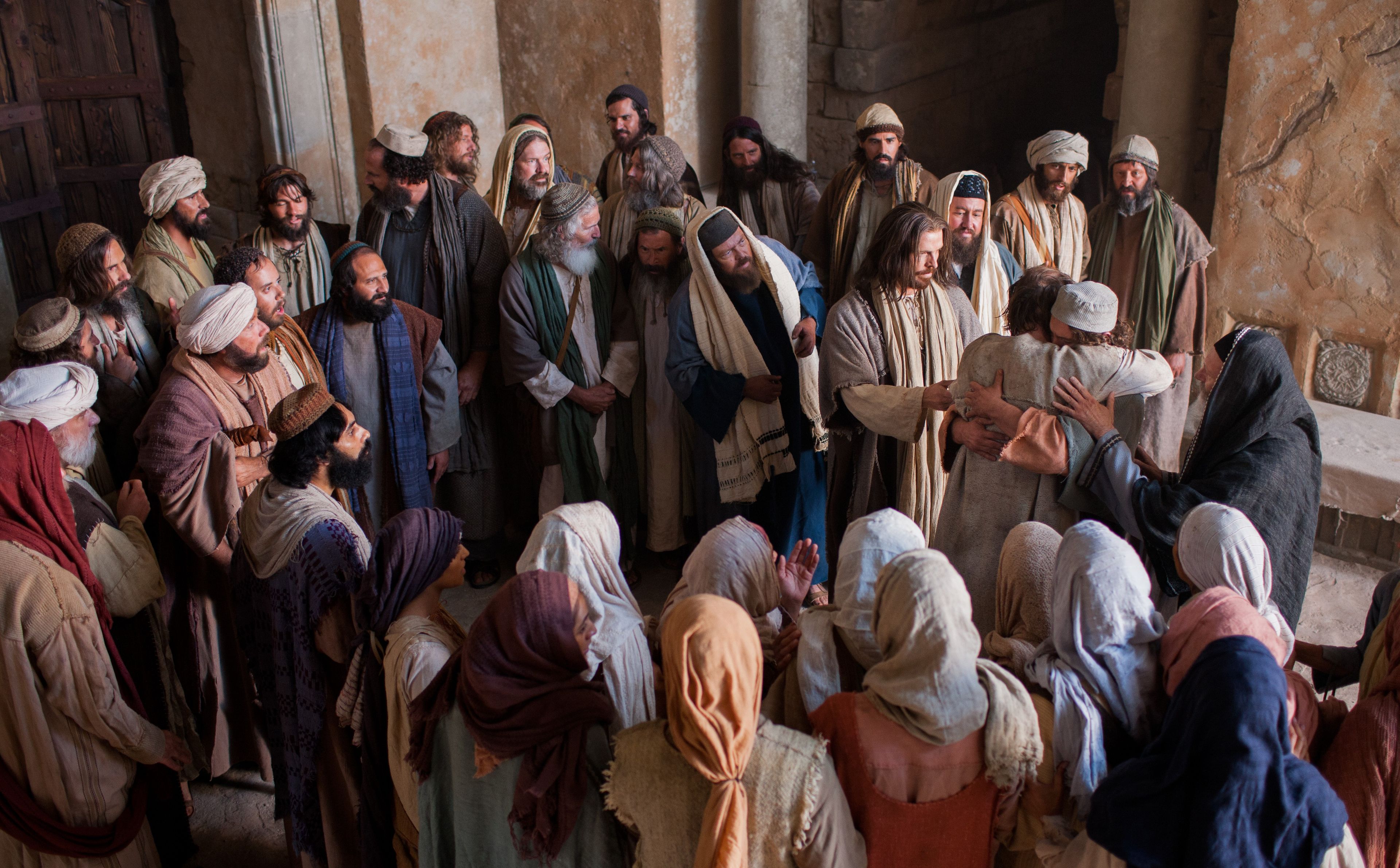Men and women witness Jesus commanding the unclean spirit to leave the man.