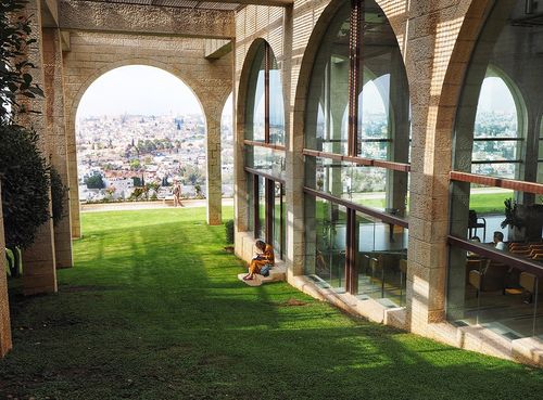 aluno da universidade no centro de Jerusalém