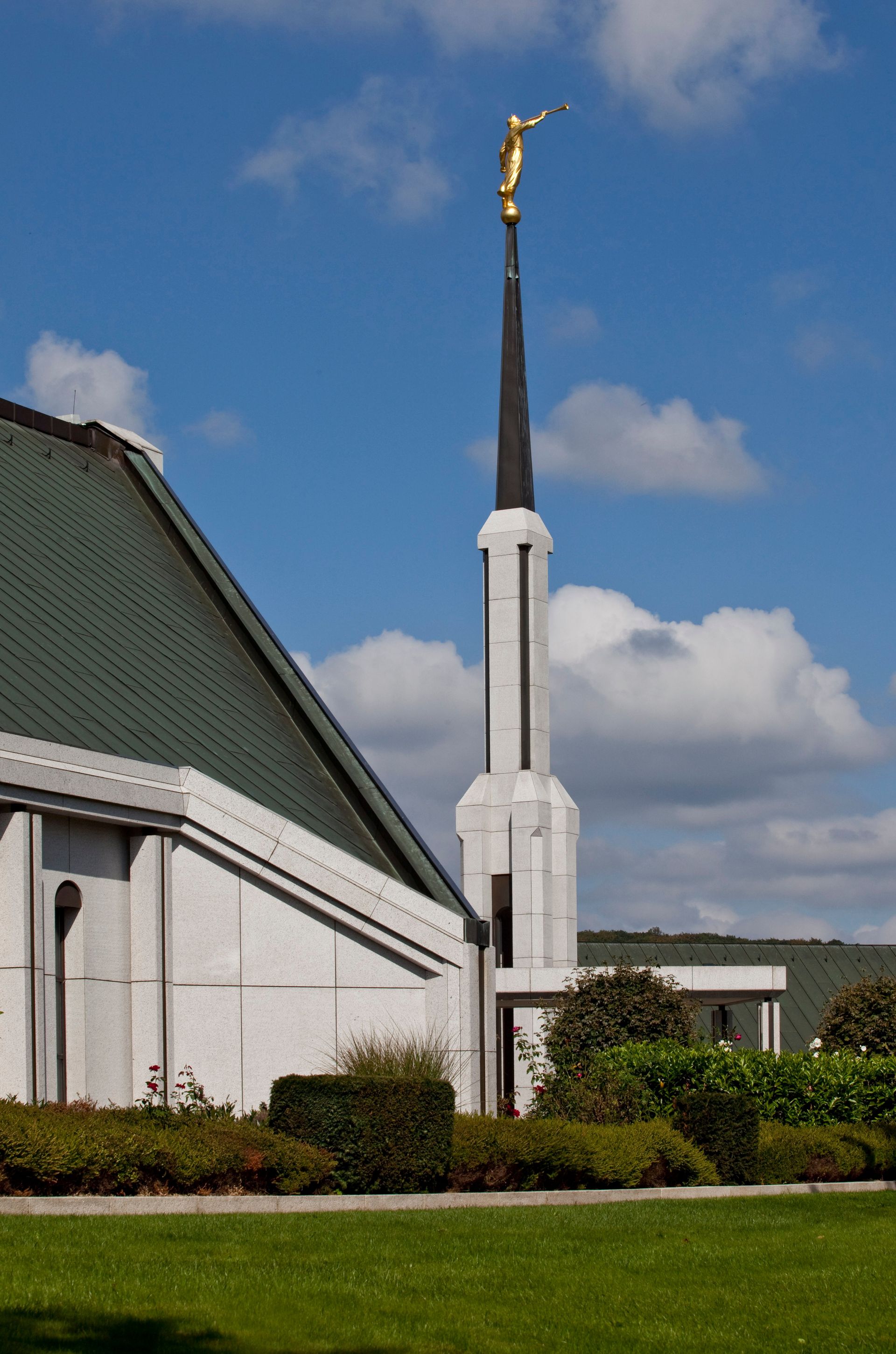 The Frankfurt Germany Temple has one spire with the angel Moroni on top.  