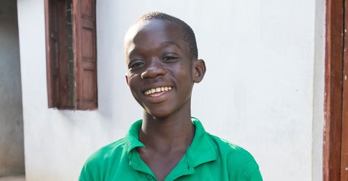 Un joven sonriendo