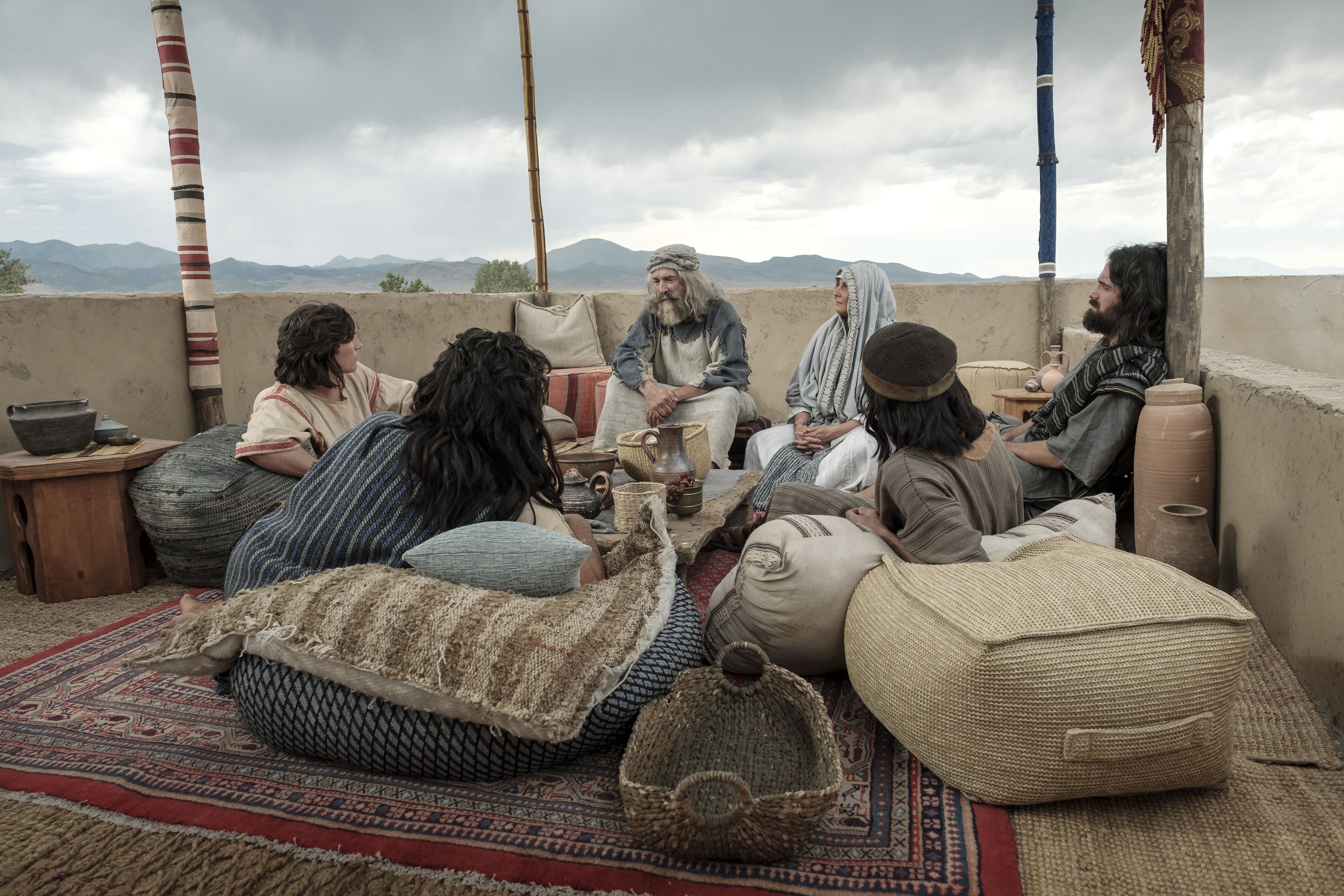 Легий и его семья разговаривают в своем доме в Иерусалиме.