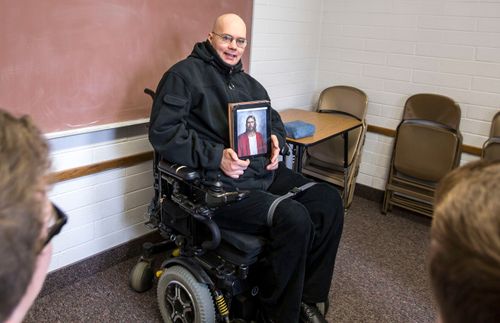 žmogus neįgaliojo vežimėlyje Bažnyčioje veda pamoką