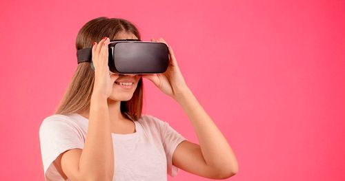 giovane donna che indossa un visore della realtà virtuale