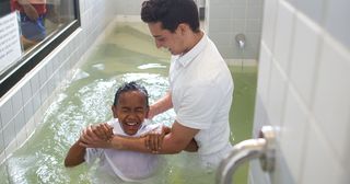 երջանիկ երեխան մկրտվում է