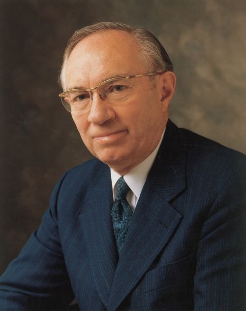 A portrait photograph by Eldon Keith Linschoten of Gordon B. Hinckley wearing a blue suit and tie.