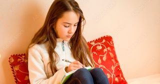 fiatal nő tanulmányozás közben