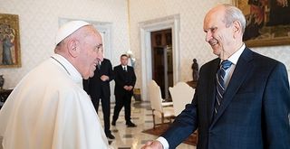 si Pangulong Russell M. Nelson na nakikipagkamay kay Pope Francis