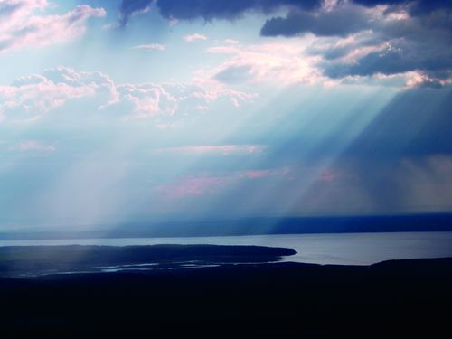 穿透雲層的陽光