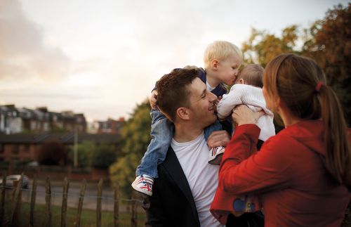 padre, madre y dos hijos