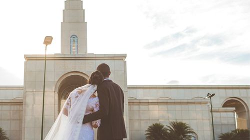 un couple de jeunes mariés regarde le temple