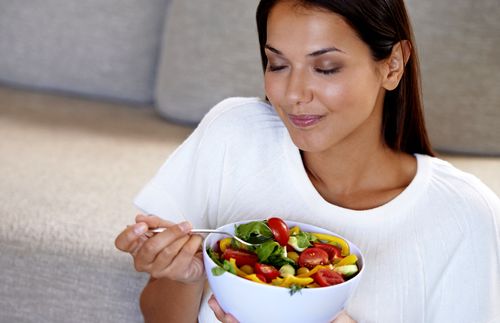 Mujer saboreando una ensalada