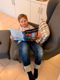 child reading Friend in German