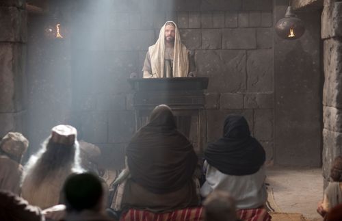 Gesù Cristo in piedi mentre insegna