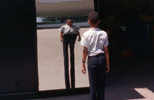 Immagine distorta in uno specchio da parco divertimenti